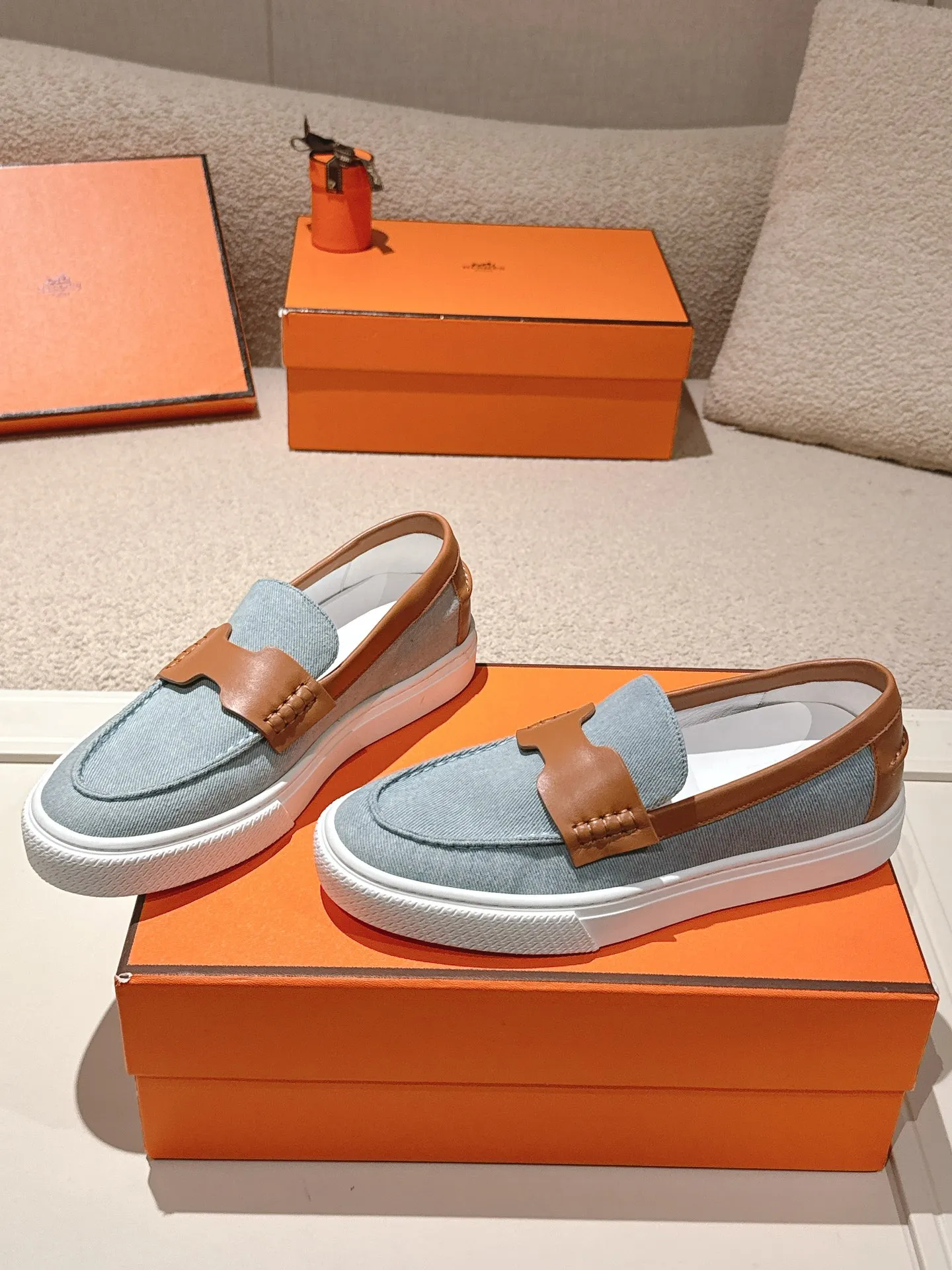 Men's men's shoes P620! Hermes# Thick Sole Couple Loafers These lace-up free sneakers in calfskin and washed denim feature signature "H" details. The design is simple and smooth, creating a fashionable urban look. It is comfortable and versatile. H family classics are not outdated, and the delivery counter is beautifully packaged🛍📦 Fabric: Original customized washed denim/first-layer cowhide Lining: Imported soft sheepskin Sole: Original open-molded anti-slip TPU material Size: 35-45
